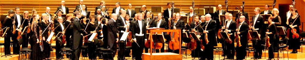 Le Cleveland Orchestra au grand complet, avec Franz Welser-Möst en grand complet (en un mot). Photo : Josée Novicz.